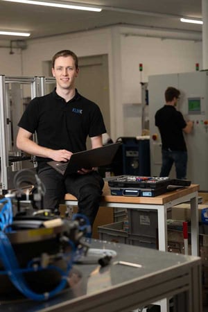 Gabriel waardeert zowel het ontwerpwerk op het scherm als de installatie van geautomatiseerde wikkellijnen voor de productie van spoelen.