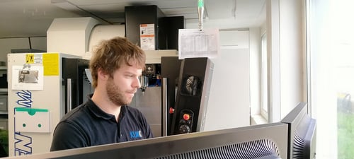 Een geoefend oog dwaalt over de CAD-tekening op het scherm: Schweitzer herkent snel problematische punten. Een vraag aan het snelle automatiseringsteam van KUK brengt meteen duidelijkheid. Maar op basis van zijn praktijkervaring beslist hij vaak zelf hoe een onderdeel gefreesd moet worden als een detail van de tekening bijvoorbeeld vanwege het materiaal slechts inefficiënt geproduceerd kon worden.