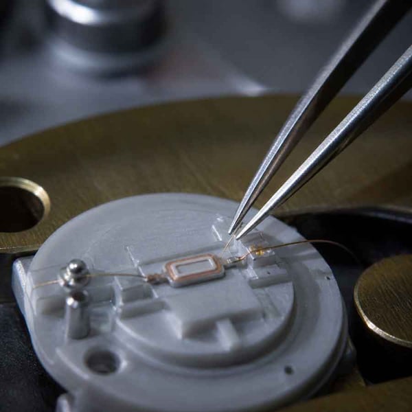 Draadverwerking, kernkeuze en wikkelprecisie verbinden microspoelfabricage met de prestaties van de EM-sensor.