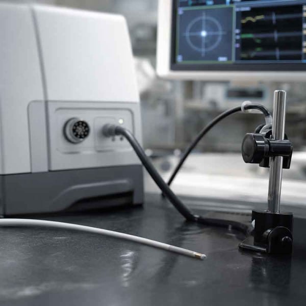 Een EM-sensor verbindt de microspoel met het bredere systeem van veldopwekking, signaalverwerking en navigatie.