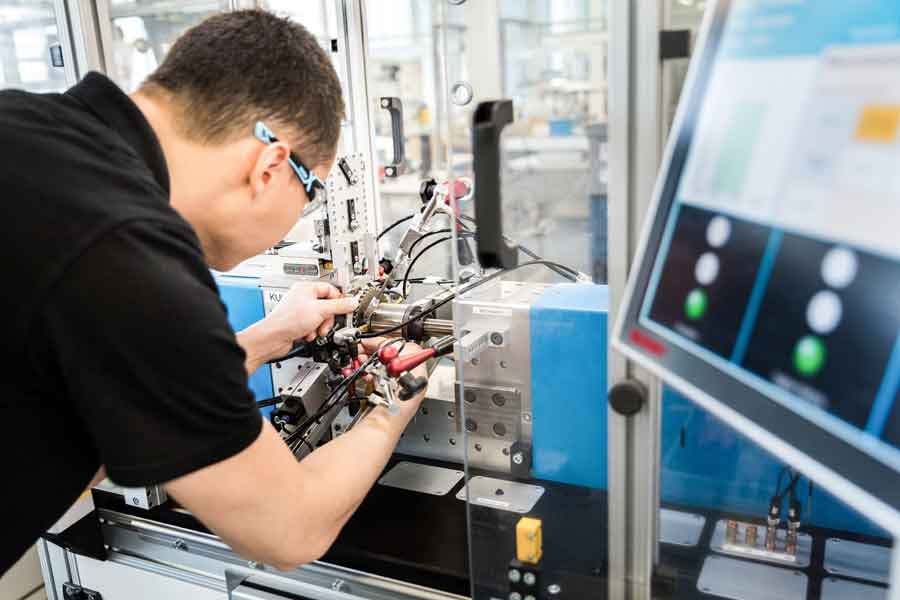Het selecteren van de juiste spoelfabrikant is een cruciale factor voor het succes van uw project. Een professionele spoelfabrikant moet over de nodige ervaring en expertise beschikken om aan uw specifieke eisen te voldoen. Daarnaast moet u kijken naar technologische vooruitgang en flexibiliteit in productie. Een goede spoelfabrikant past zich aan veranderingen aan en zorgt ervoor dat de spoelen voldoen aan hoge kwaliteitsnormen. Klantenservice speelt ook een belangrijke rol. 