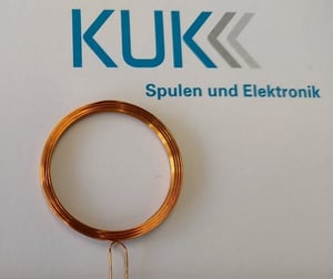 Goud is buigzaam en kneedbaar, waardoor het gemakkelijker tot draad kan worden gevormd. Het is een zacht metaal en kan worden geconfigureerd voor kleine elektronische schakelingen en spoelen. Aangezien goud niet gemakkelijk reageert met andere elementen en bestand is tegen corrosie en aantasting, is het een uitstekend geleidend materiaal voor de productie van spoelen.