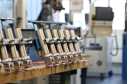 In verschillende projecten heeft KUK ook laten zien hoe het de productie kan verdelen over verschillende fabrieken, afhankelijk van de eisen van de klant. Dat betekent bijvoorbeeld het wikkelen van spoelen in Slowakije, de inkoop van componenten in China en de eindassemblage in Zwitserland. Global sourcing bij uitstek!