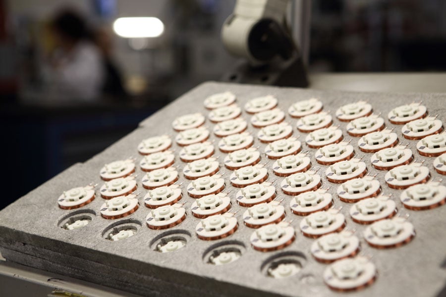 Voor spoelen hangt het ideale materiaal af van de betreffende toepassing. KUK heeft een grote ervaring en kan reeds in de ontwikkelingsfase aanbevelingen doen. Spoelvormers passend bij het ferriet en gemaakt van hooggekwalificeerde kunststoffen in diverse uitvoeringsvarianten zijn eveneens mogelijk. KUK biedt klantspecifieke productie voor spoelen in alle afmetingen.