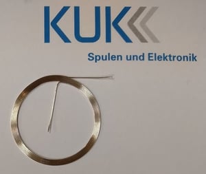 Zilver is een van de meest voorkomende geleidende metalen. Het heeft het hoogste elektrisch geleidingsvermogen van alle metalen. De reden waarom zilver bij de vervaardiging van spoelen niet vaker wordt gebruikt dan koper, is dat het minder overvloedig voorkomt en dienovereenkomstig duurder is. Bovendien is het gevoelig voor oxidatie.