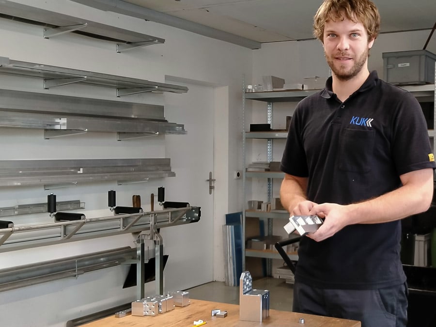 Aanhoudende verstoringen van de toeleveringsketen doen veel bedrijven wanhopen. Op dat punt is een snelle opzet van serieproductie voor klantspecifieke coilfabricage goud waard. Voorwaarde voor een succesvolle serieproductie is echter optimaal gereedschap. Bij de KUK Group worden deze meestal intern vervaardigd als onderdeel van de eigen fabrieksengineering.