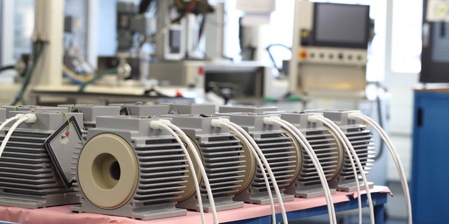 Spoelen wikkelen alleen is meestal niet voldoende, verdere productiestappen zijn nodig tot een apparatenbouwer een functioneel onderdeel bekomt. KUK Group biedt het hele pakket van spoelproductie tot de assemblage van een complete motor vanuit één enkele bron. Hoge flexibiliteit en snelle doorlooptijden zijn de grootste voordelen voor de klant.