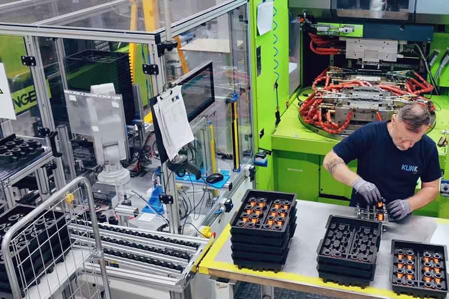 Elektromagnetische spoelen in de automobielindustrie — zoals in magneetventielen voor tankdrukcompensatie, vloeistoftransport, brandstoftoevoer of hydraulische regeling — profiteren van de combinatie tussen Insulation Displacement Connection (IDC) en omspuiten. Dit artikel belicht de technische aspecten, processen, voor- en nadelen en de relevantie voor specifieke toepassingen.