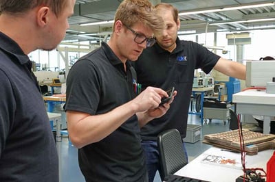 Bovendien kan een goede spoelfabrikant u helpen bij het ontwikkelen van nieuwe spoelen. Ze kunnen suggesties doen over materialen, constructie en ontwerp om de prestaties en efficiëntie van uw toepassing te verbeteren.