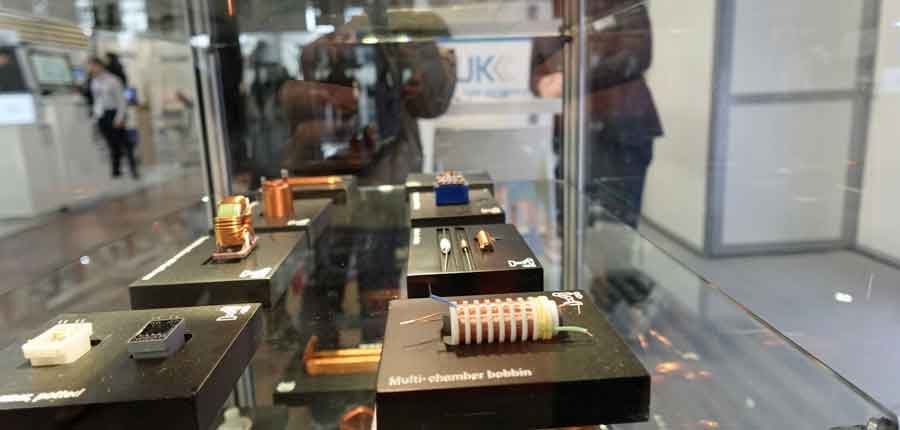 KUK levert uitgebreide elektromagnetische schermoplossingen die gevoelige defensie-elektronica beschermen tegen interferentie in complexe elektromagnetische omgevingen. Afschermingsoplossingen helpen bij het onderhouden van veilige communicatie, beschermen gevoelige gegevens en zorgen voor een betrouwbare werking van kritische systemen, zelfs in omgevingen met aanzienlijke elektromagnetische ruis of opzettelijke storingspogingen.