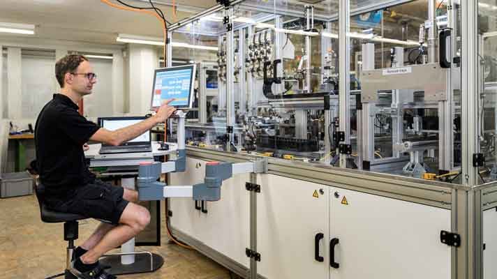 Spoelproductielijn voor magneetventielen in de automobielindustrie.