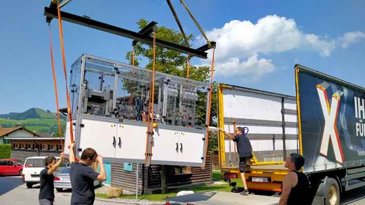 Spoelproductielijn voor magneetventielen in de automobielindustrie.