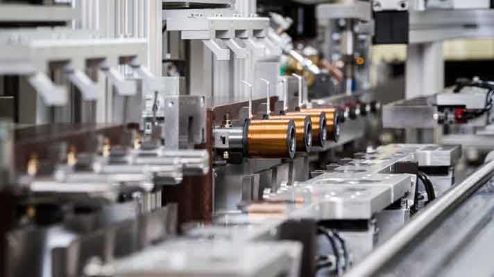 Spoelproductielijn voor magneetventielen in de automobielindustrie.