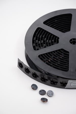 Dankzij de specifiek ontwikkelde tape en de rolverpakking gaan de spoelen bij Elesta rechtstreeks van inkomende goederen naar SMD-productie.