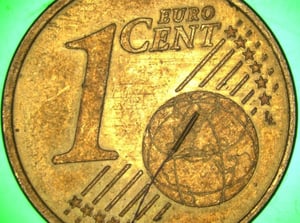 KUK Group heeft veel ervaring in het wikkelen van miniatuurspoelen/microspoelen met een ultrafijne draad van 0,010 mm diameter (zuiver koper), samen met de isolatie is de effectieve buitendiameter 0,0133 mm. Met wikkelingen direct op magnetische kernen zijn dus minimale diameters van de miniatuurspoelen/microspoelen vanaf 0,3 mm buitendiameter mogelijk, zoals o.a. toegepast in de medische technologie en de sensortechnologie.