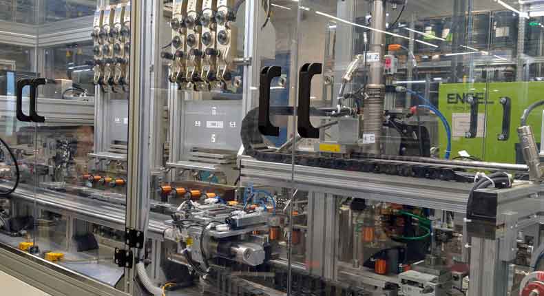De door KUK's eigen automatiseringsafdeling geïnstalleerde productielijn biedt een hoge flexibiliteit en eenvoudige duplicatie om een snelle schaalvergroting voor de klant te garanderen.
