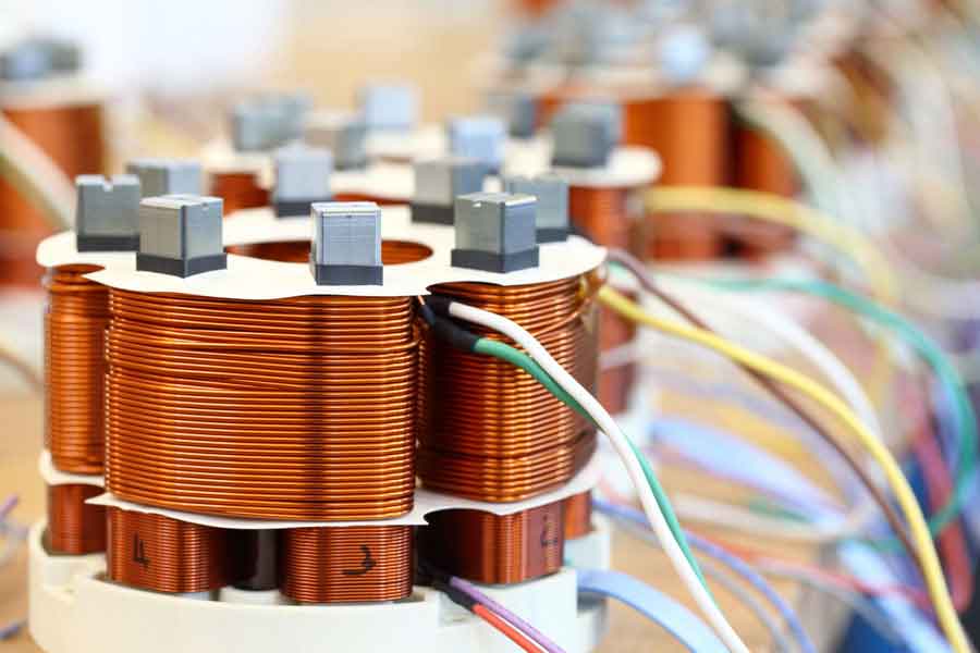 De fabricage van spoelen beperkt zich niet tot de wikkeltechnologie: ook de volgende fabricagestappen, zoals contact maken of assemblage tot een geheel, moeten worden opgenomen.